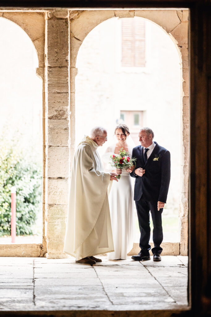 Arrivée  l'église de la mariée au bras de son père