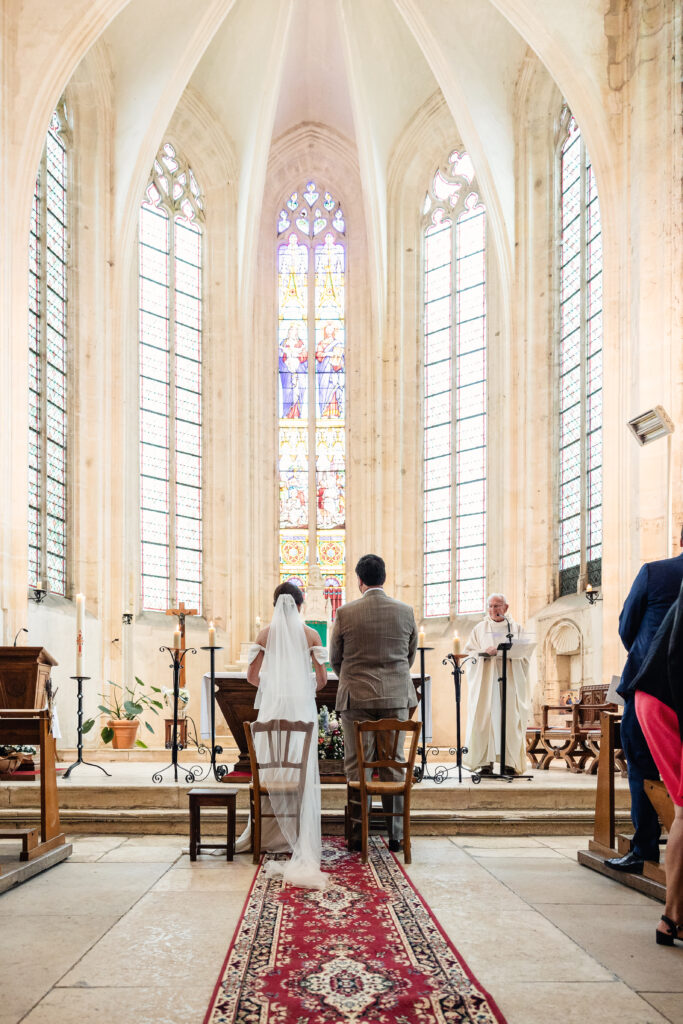 couple de futurs mariés à l'église ceremonie catholique