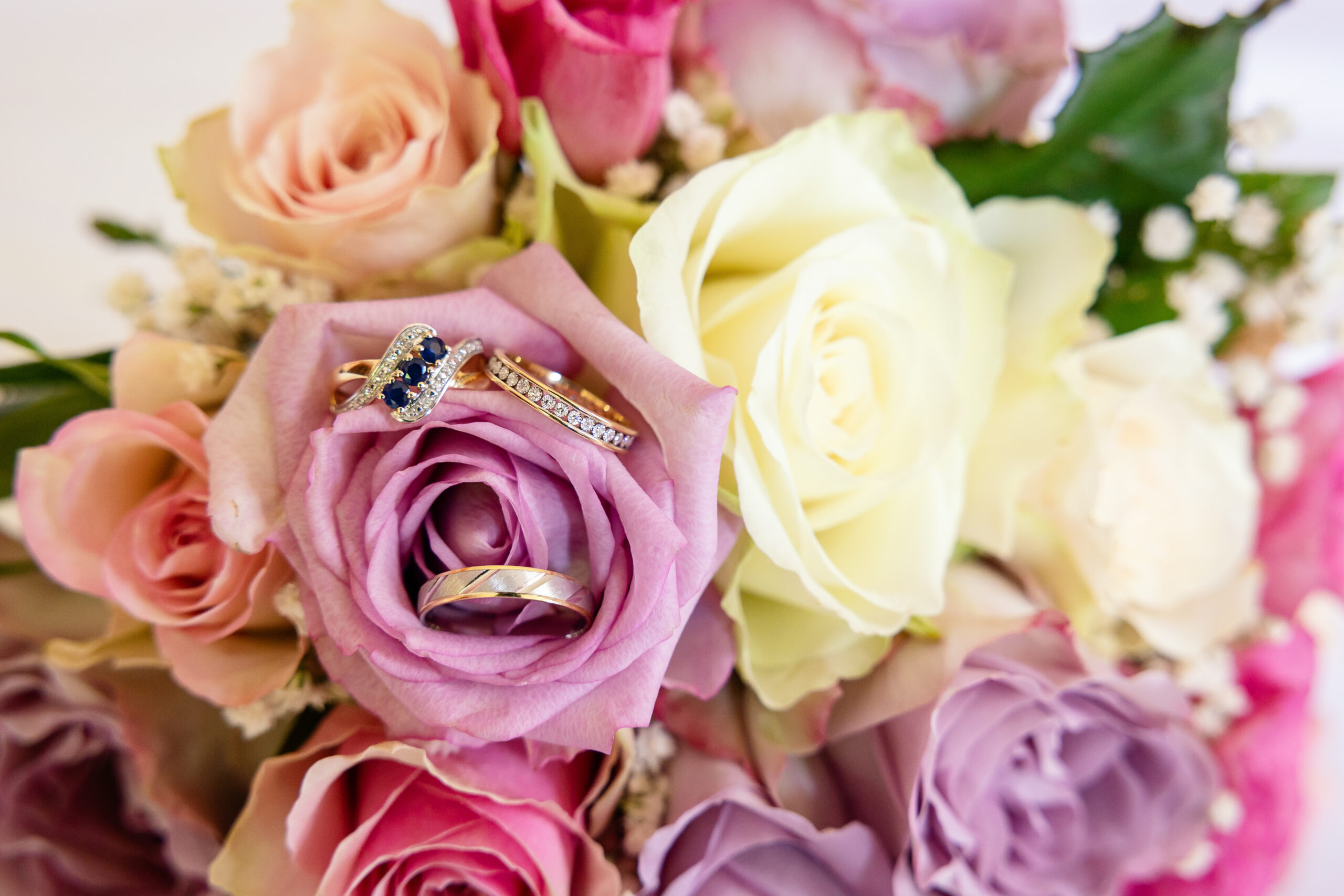 Alliance et bouquet de mariée