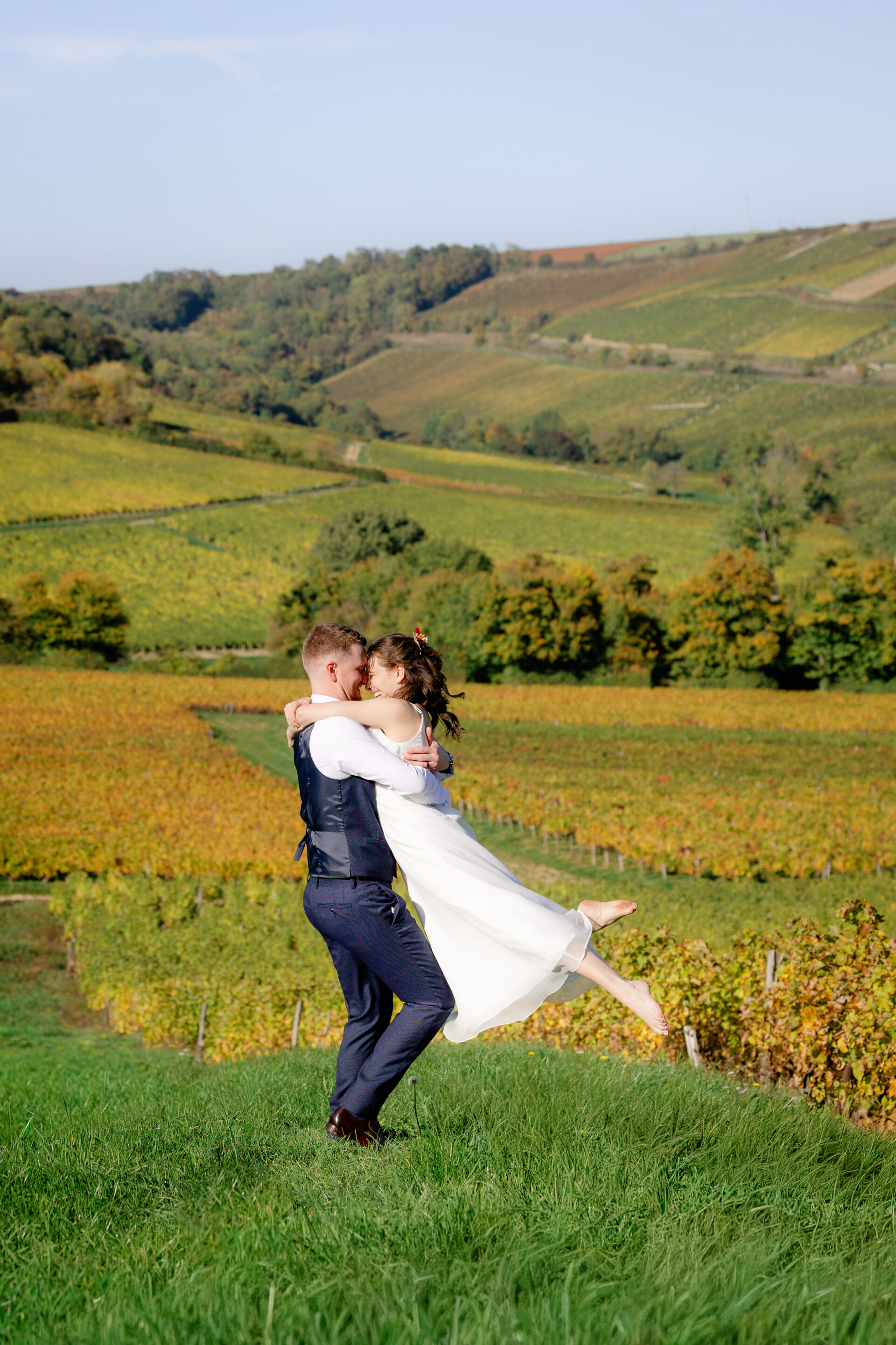 photographie d'un couple de jeunes maries dans les vigne